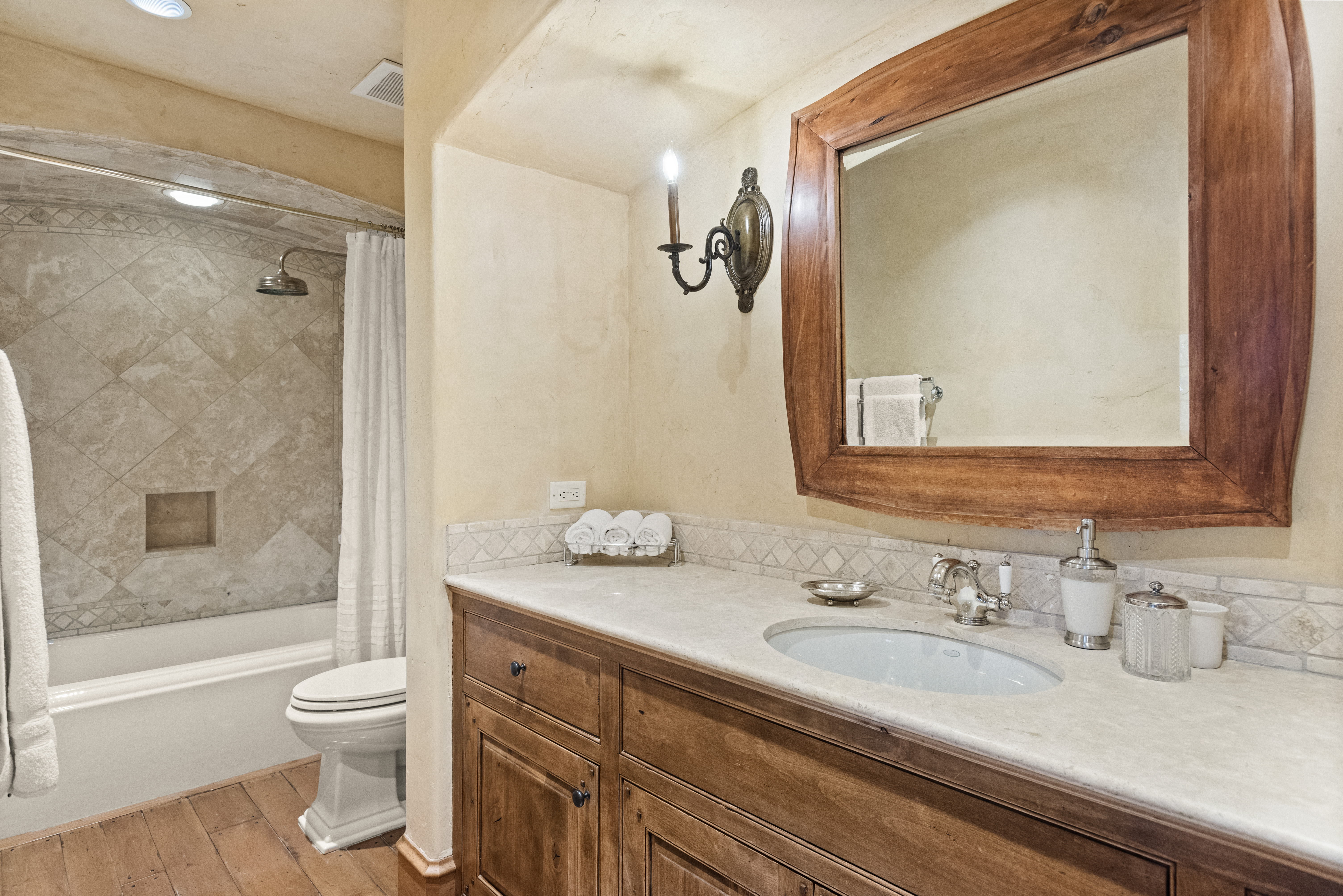 28-660SGalenaSt_241008028